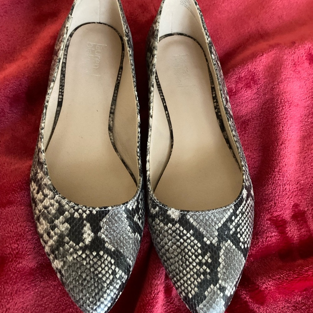 Elegant Snakeskin Patterned Flats